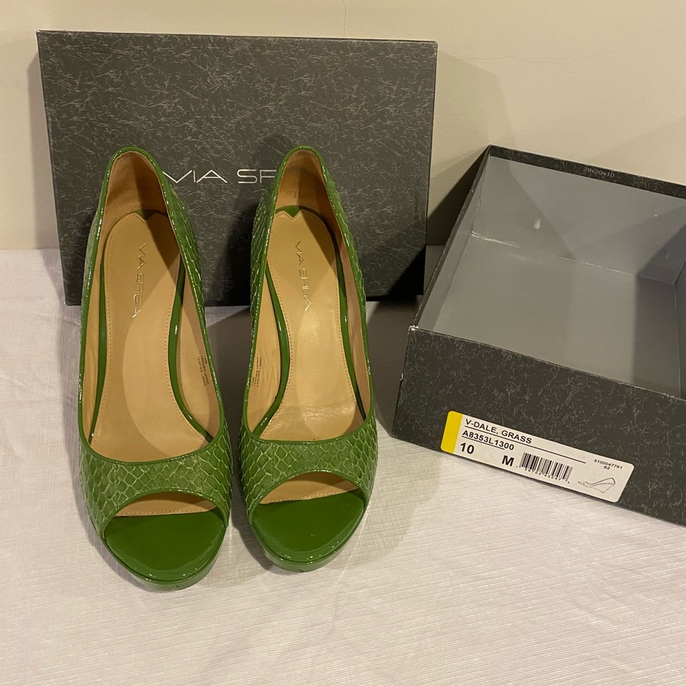 Snakeskin like green leather platforms